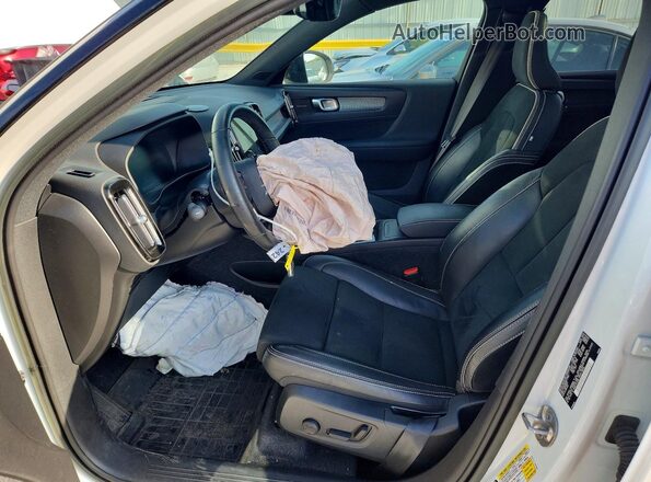 YV4162UM3N2772920 2022 VOLVO XC40 White Front interior view