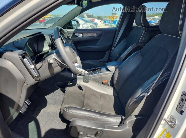 YV4AC2HM4M2491372 2021 VOLVO XC40 White წინა სალონის ხედი