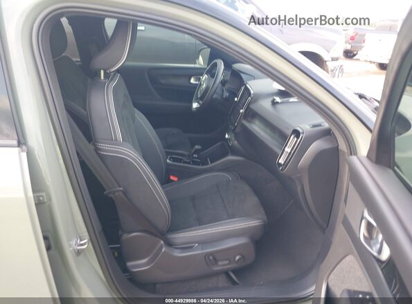 YV4ED3UL2P2956043 2023 VOLVO XC40 RECHARGE PURE ELECTRIC Green Widok wnętrza z przodu