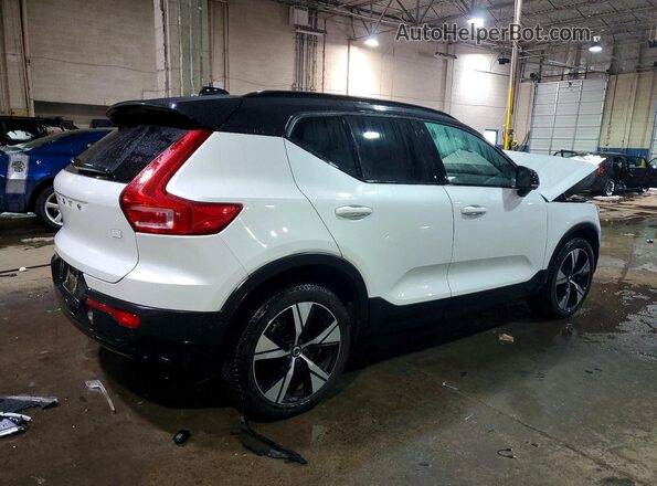 YV4ED3UR7N2690875 2022 VOLVO XC40 White 