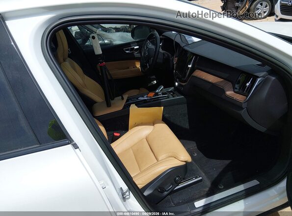 YV4H60DX2P1210271 2023 VOLVO XC60 RECHARGE PLUG-IN HYBRID White Widok wnętrza z przodu
