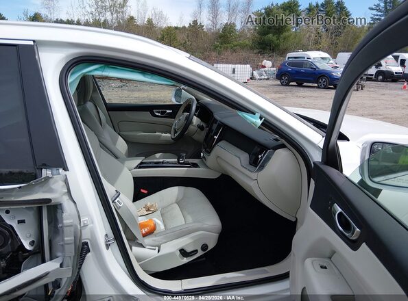 YV4L12RN5P1333882 2023 VOLVO XC60 White Front interior view