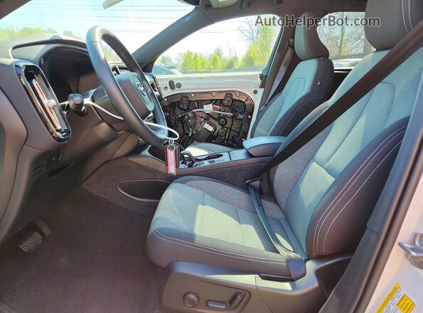 YV4L12UJ2S2467773 2025 VOLVO XC40 Белый Вид салона спереди