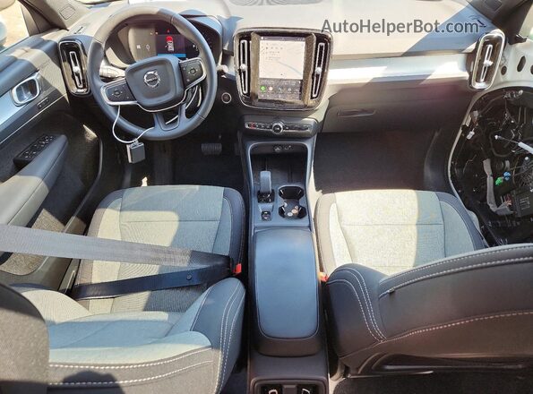 YV4L12UJ2S2467773 2025 VOLVO XC40 Белый Вид панели приборов