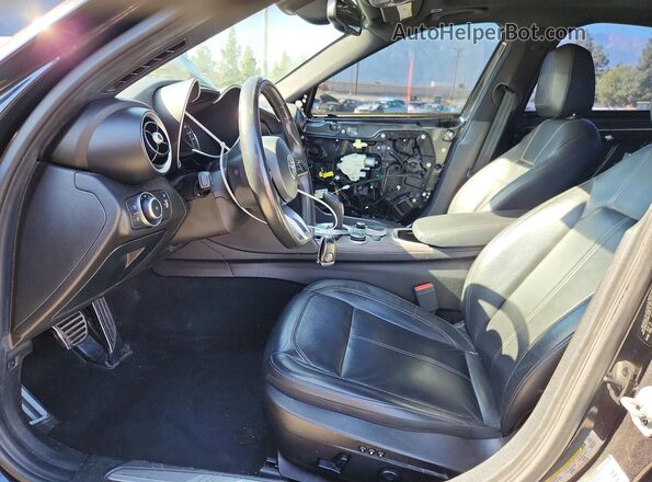 ZARFAMBN1N7652766 2022 ALFA ROMEO GIULIA Black Front interior view
