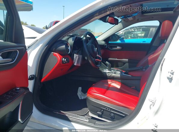 ZARFAMBNXM7649833 2021 ALFA ROMEO GIULIA Белый Вид салона спереди