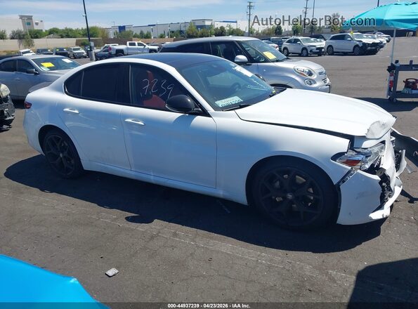 ZARFAMBNXM7649833 2021 ALFA ROMEO GIULIA Белый Вид задней части салона