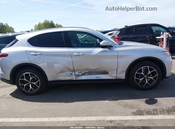 ZASFAKBN6J7C15975 2018 ALFA ROMEO STELVIO Серебряный Вид задней части салона