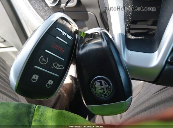 ZASFAKBN6J7C15975 2018 ALFA ROMEO STELVIO Серебряный Вид панели приборов