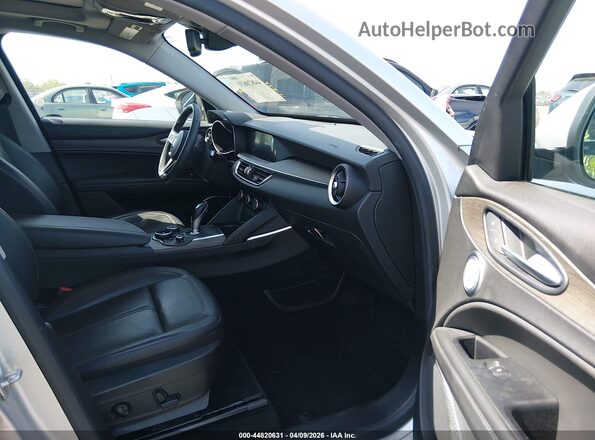 ZASFAKBN6J7C15975 2018 ALFA ROMEO STELVIO Серебряный Вид салона спереди