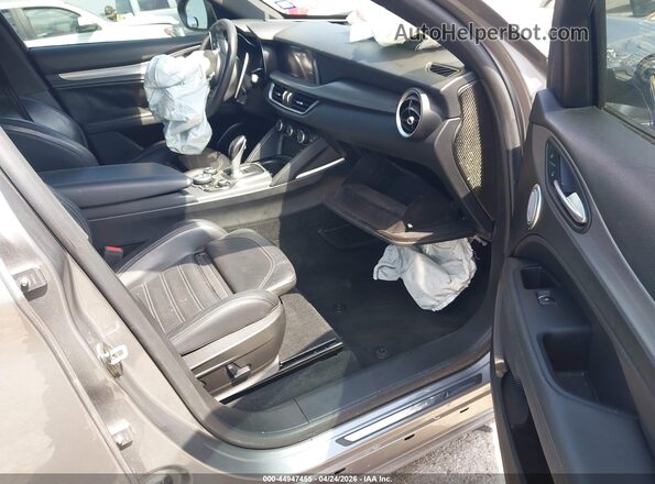 ZASFAKNN1J7B63005 2018 ALFA ROMEO STELVIO Gray Front interior view