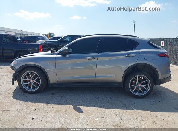 ZASFAKNN1J7B63005 2018 ALFA ROMEO STELVIO Gray Rear interior view