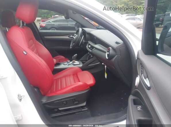 ZASPAKBN8R7D70575 2024 ALFA ROMEO STELVIO White Vista interior delantera