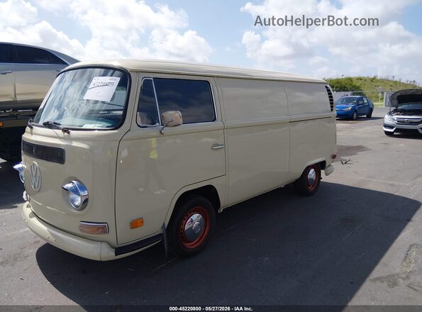 2112001132 1970 VOLKSWAGEN VANAGON Cream Vista tres cuartos delantera izquierda