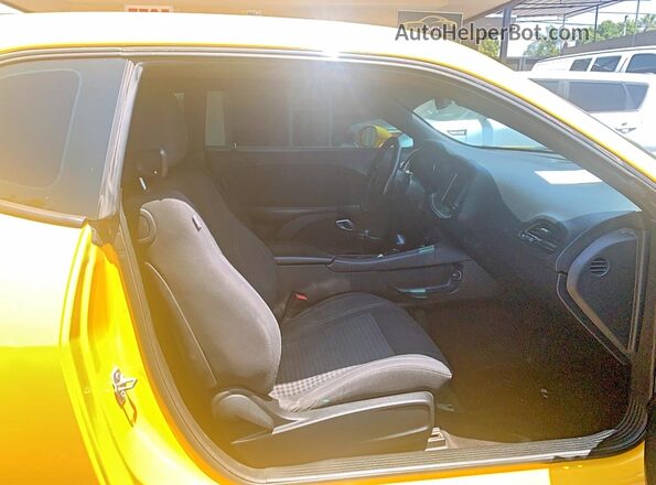 2C3CDZBT1HH639514 2017 DODGE CHALLENGER Yellow Вид ззаду