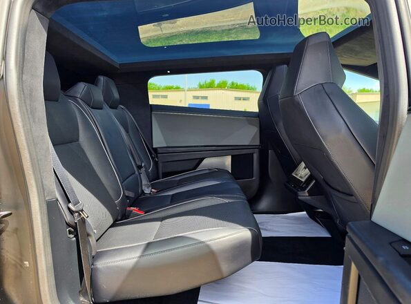 7G2CEHED1RA026043 2024 TESLA CYBERTRUCK Silver Widok wnętrza z przodu