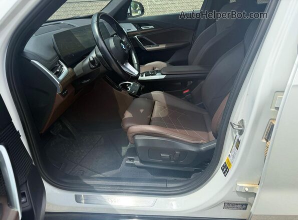 WBX73EF07P5W12917 2023 BMW X1 White Vista interior de 360 grados