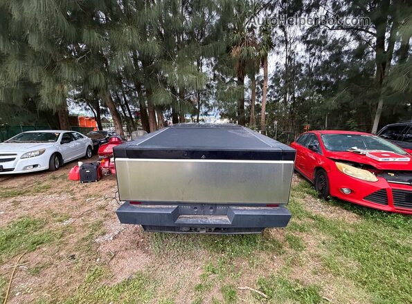 7G2CEHED5RA012985 2024 TESLA CYBERTRUCK Серебряный Панорамный вид салона 360°