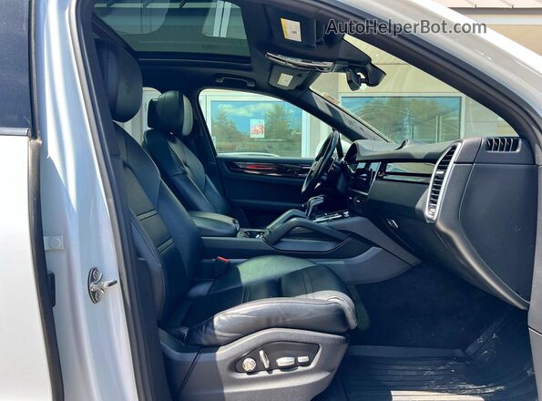 WP1AA2AY2KDA00870 2019 PORSCHE CAYENNE White Widok z przodu