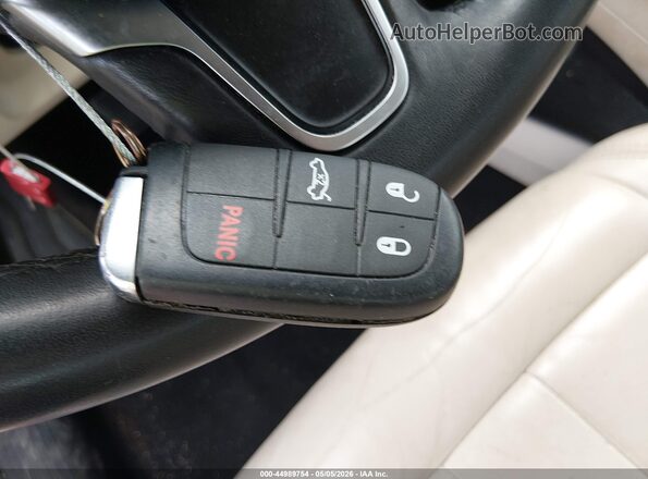 1C3CCCAB3HN501473 2017 CHRYSLER 200 Красный Вид панели приборов