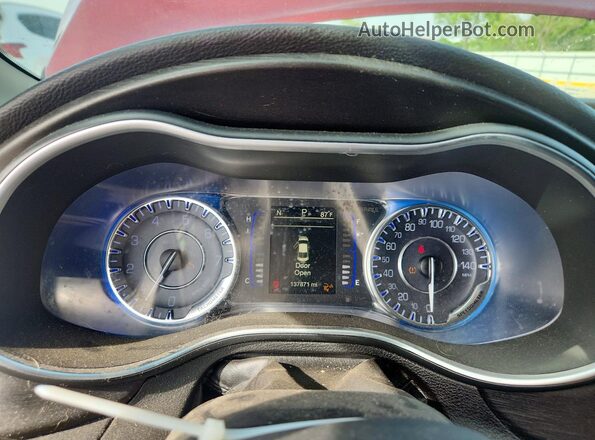 1C3CCCFB7HN509696 2017 CHRYSLER 200 Красный Вид щитка приборов