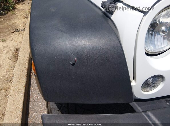 1C4BJWDG0GL335719 2016 JEEP WRANGLER UNLIMITED White Widok z przodu