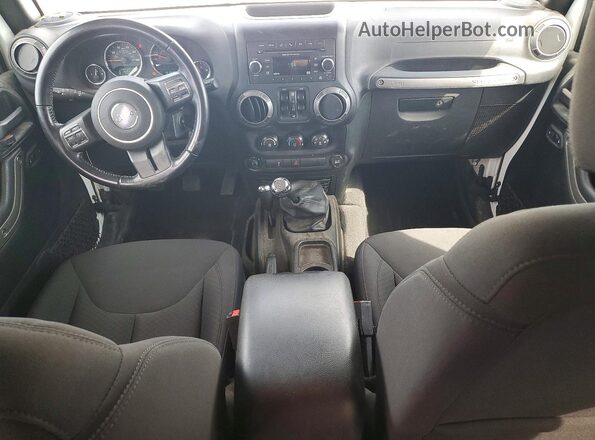 1C4BJWDG0JL895876 2018 JEEP WRANGLER Белый Вид панели приборов