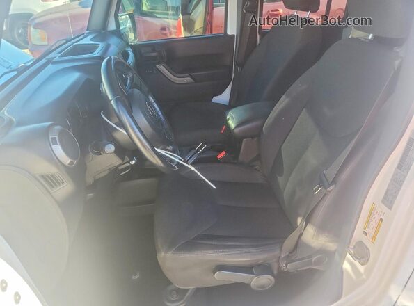 1C4BJWDG5JL867958 2018 JEEP WRANGLER Белый Вид салона спереди