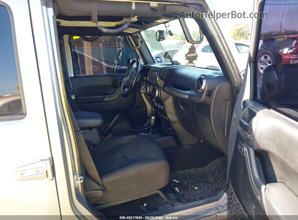 1C4BJWDG7HL678951 2017 JEEP WRANGLER UNLIMITED Silver Front interior view