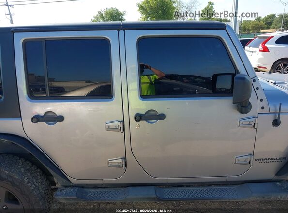 1C4BJWDG7HL678951 2017 JEEP WRANGLER UNLIMITED Silver Rear interior view