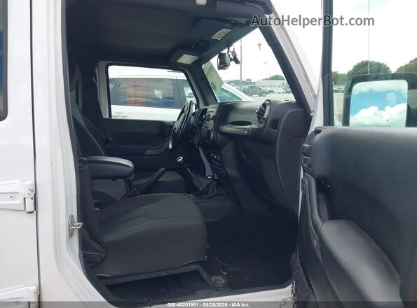 1C4BJWDG8HL744424 2017 JEEP WRANGLER UNLIMITED White Front interior view