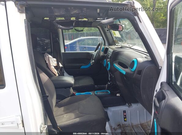 1C4HJWDG3GL246947 2016 JEEP WRANGLER UNLIMITED White Front interior view