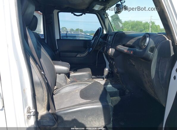 1C4HJWDG4GL172535 2016 JEEP WRANGLER UNLIMITED White Vista interior delantera
