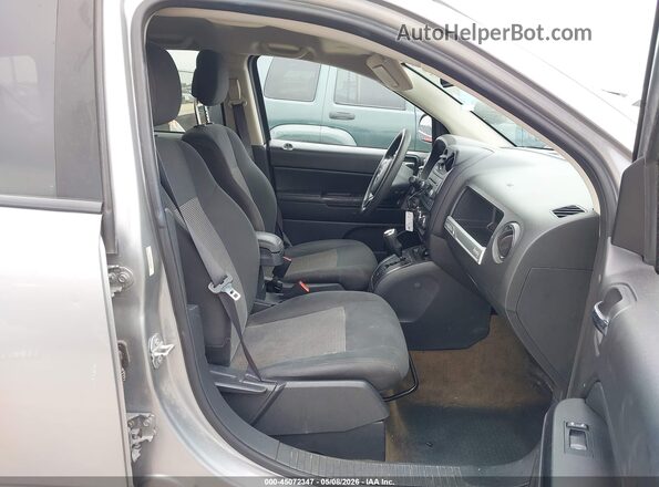 1C4NJCBAXGD742841 2016 JEEP COMPASS Silver Вид салону спереду