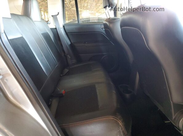 1C4NJCBB3GD710970 2016 JEEP COMPASS Gray Widok tylnych siedzeń