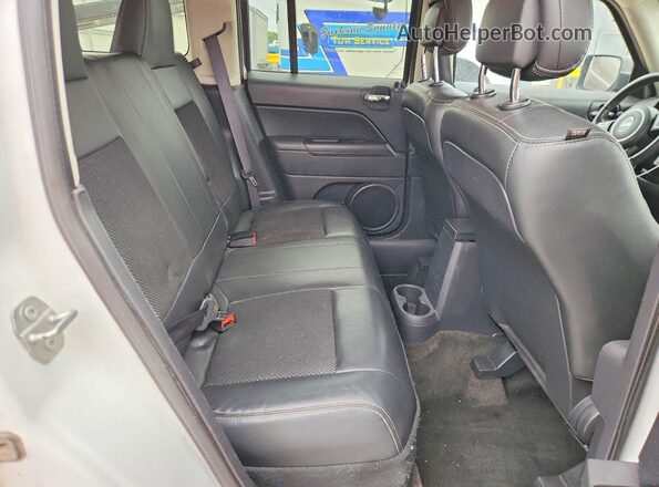 1C4NJPBA2HD202134 2017 JEEP PATRIOT White Widok tylnych siedzeń