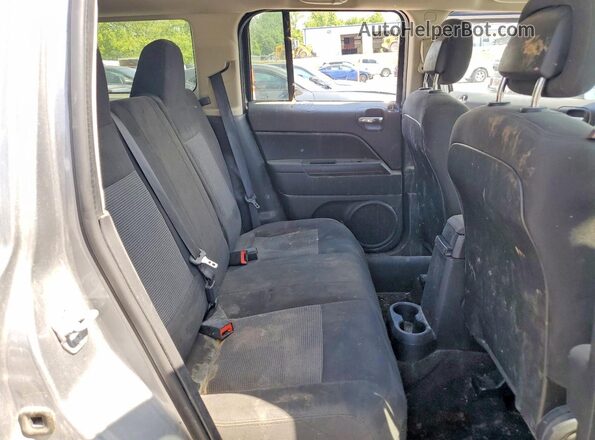 1C4NJPBA8GD583177 2016 JEEP PATRIOT Silver Widok wnętrza z tyłu