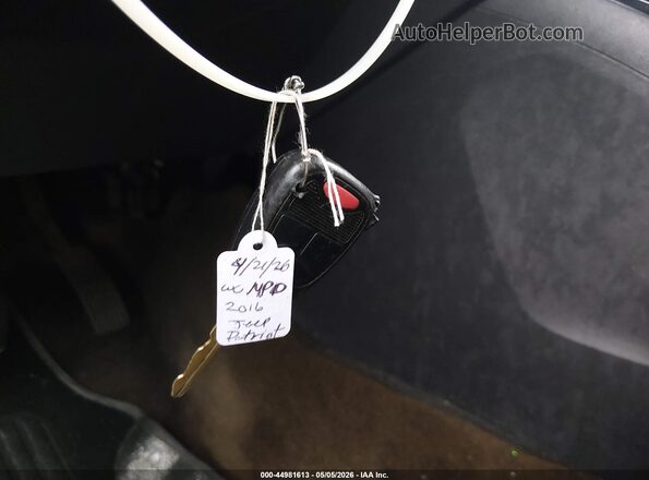 1C4NJPFB1GD659244 2016 JEEP PATRIOT White Вид панелі приладів