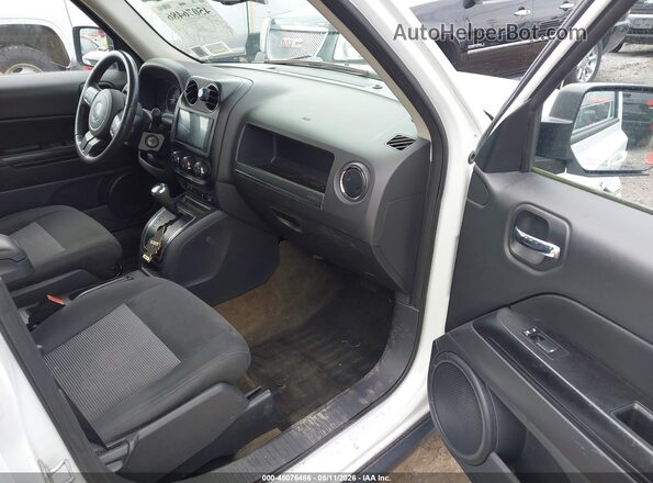 1C4NJPFB4GD777031 2016 JEEP PATRIOT White Front interior view