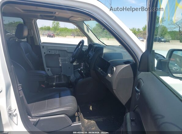 1C4NJRFB2HD177640 2017 JEEP PATRIOT White Front interior view