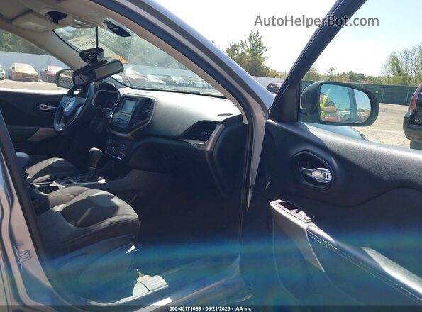 1C4PJLAB5HW654420 2017 JEEP CHEROKEE Silver Front interior view
