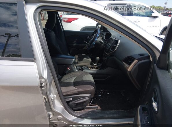 1C4PJLAS0HW572675 2017 JEEP CHEROKEE Gray Front interior view