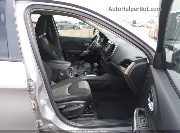 1C4PJLAS4HW592380 2017 JEEP CHEROKEE Gray Widok wnętrza z przodu