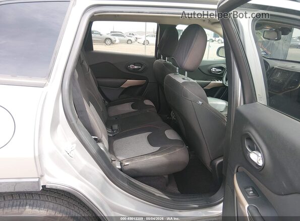 1C4PJLAS4HW592380 2017 JEEP CHEROKEE Gray Widok naklejki z numerem VIN
