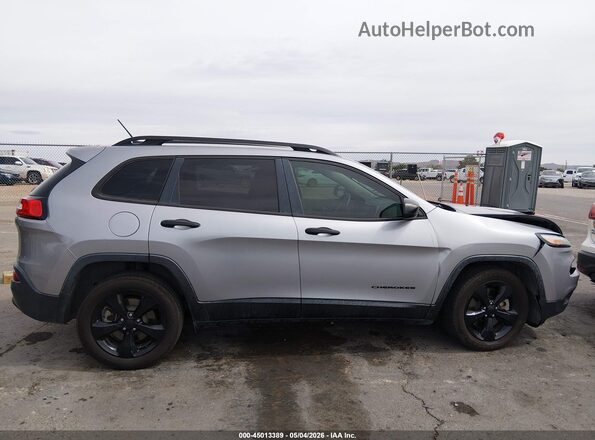 1C4PJLAS4HW592380 2017 JEEP CHEROKEE Gray Widok wnętrza z tyłu