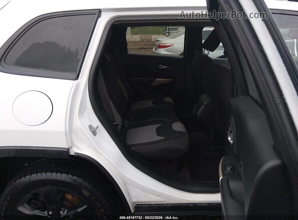 1C4PJLAX5JD559093 2018 JEEP CHEROKEE White 