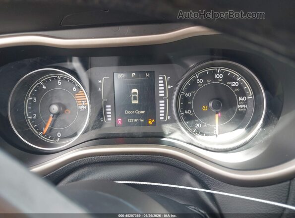 1C4PJLCB1GW258951 2016 JEEP CHEROKEE Red Вид задніх сидінь