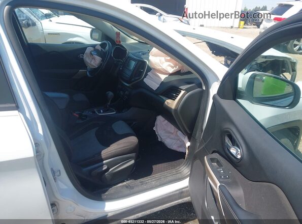 1C4PJLCB2JD621129 2018 JEEP CHEROKEE White Front interior view