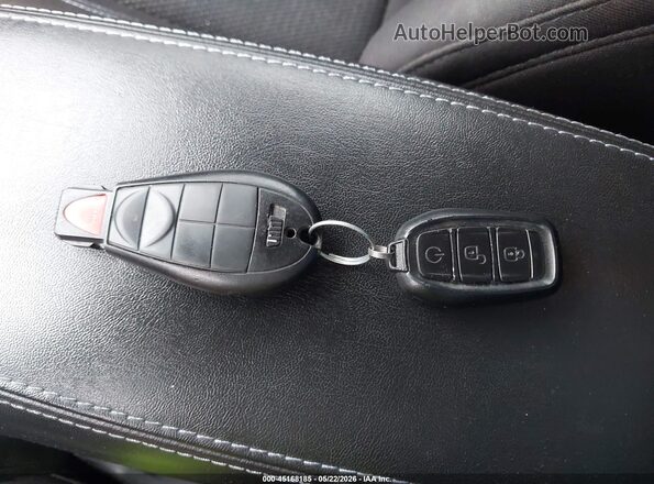 1C4PJLCB3KD232579 2019 JEEP CHEROKEE Silver Widok deski rozdzielczej