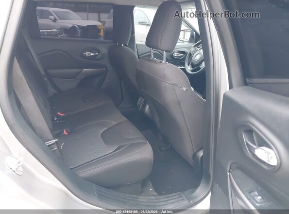 1C4PJLCB3KD232579 2019 JEEP CHEROKEE Silver Widok naklejki z numerem VIN